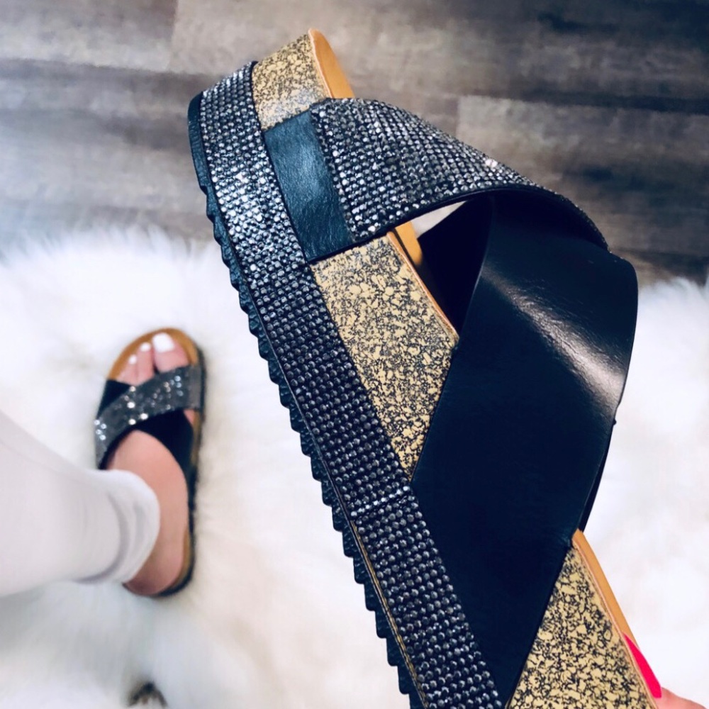 “INDIRA” Wedge Slides